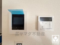 突然の来訪時でも安心なモニター付きインターホンを完備。お留守番中のお子様でも簡単に来訪者の確認ができます。