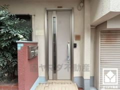 ドアのスリット窓から光が差し込み、外出時にも帰宅時にも、明るい気持ちになれる玄関です。