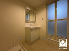 収納付きでスッキリお使い頂ける3面鏡の洗面台です。カウンターが広めなので、忙しい朝でも身支度がしやすく時短になります。