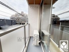 南向きバルコニーで陽当たり、風通し良好。バルコニーが2階と3階、屋上にもございますので、お洗濯物をたっぷりと干す事ができます。