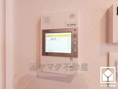 突然の来訪時でも安心なモニター付き。お留守番中のお子様でも簡単に来訪者の確認ができます。