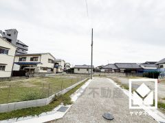 断熱性と耐久性を両立するアルミ樹脂サッシ複合窓です。アルミの強度で風圧に強く、樹脂の断熱性で冷暖房効率を上げ、光熱費削減にもつながります。