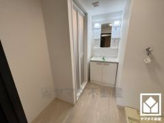 小さなお子様のお風呂上りもこのスペースがあればゆったりとして頂けます。室内洗濯機置場がございますので、天候に左右されず洗濯していただけます。