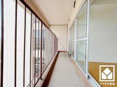 南北両面バルコニーで陽当たり、風通し良好。9階建て7階部分で前面に視界を遮る高い建物がなく、開放的な景色が広がります。バルコニーが2か所ございますので、お洗濯物もたっぷりと干す事ができます。