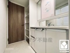 収納豊富でスッキリお使い頂ける3面鏡の洗面台です。ワイドなカウンターで、忙しい朝でも身支度がしやすく時短になります。