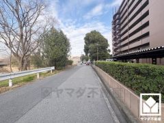 「スギドラッグ尼崎久々知店」まで徒歩4分、「セブンイレブン尼崎久々知西町1丁目店」まで徒歩7分、「業務スーパー名神尾浜店」まで徒歩8分など、お買い物施設が徒歩圏内に複数あり便利な住環境です。