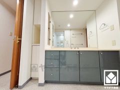 収納豊富でスッキリお使い頂ける洗面台です。洗面台の隣も空間を無駄なく活用した物入が設置されています。