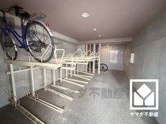 サイクルラックの設置された屋内駐輪場を完備。スッキリ整理されて、自転車同士の接触や転倒の心配がございません。