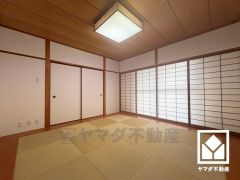 約8帖の和室です。リビングに隣接しており、一体利用も可能です。子どもの遊び場、お昼寝スペース、家族のくつろぎ空間にも。和室があると、暮らしの幅がぐんと広がる。