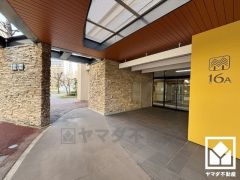 上質な素材と洗練されたデザインが織りなすエントランス。住まう人の誇りを感じさせる、優雅な迎えの空間。安心・安全な暮らしをサポートするオートロックシステムも完備。