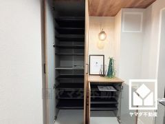 玄関にはシューズボックスを完備。家族の靴もしっかり収納できるので、玄関がいつも片付き、気持ちよくお客様を迎えられます。