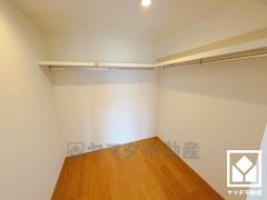 収納力豊富なウォークインクローゼット付き。お洋服はもちろん、スーツケースなどの大物や日用品のストックなども収納可能。