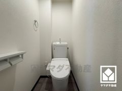 明るく清潔感溢れるトイレです。温水洗浄便座付きで、季節を問わずいつでも温かい便座をお使いいただけます。