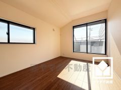 バルコニーにつながるお部屋で、通風・陽当たり良好。