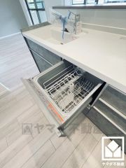 毎日の家事の負担を軽減でき、水道代の節約にもなる食器洗乾燥機付き。