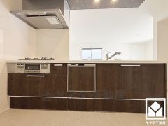 フラットタイプのカウンターキッチンなので配膳や片付けがしやすく、お料理中でもお子様の様子が分かって安心です。