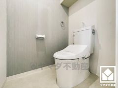 明るく清潔感溢れるトイレです。温水洗浄便座付きで、季節を問わずいつでも温かい便座をお使いいただけます。