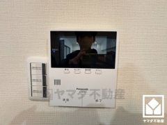 突然の来訪時でも安心なモニター付きインターホンを完備。お留守番中のお子様でも簡単に来訪者の確認ができます。