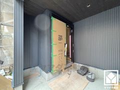 北側へ車で5分ほど進むと国道43号線が通っています。阪神高速道路・名神高速道路と繋がる西宮インターチェンジも下道10分圏内で神戸方面や大阪方面へ出やすく、車での移動にも便利な立地です。