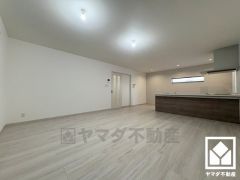 広々20帖のLDKが魅力。家族全員がリラックスできる、ゆったりとした快適リビングで温かい団らんの時間を。