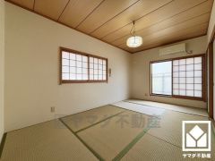 バルコニーにつながるお部屋で、通風・陽当たり良好。令和7年2月襖・障子貼替、畳表替え済。