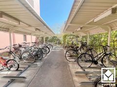 サイクルラックの設置された駐輪場を完備。スッキリ整理されて、自転車同士の接触や転倒の心配がございません。