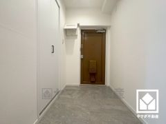 白を基調とした明るい玄関で、毎日を爽やかにスタート。広々とした開放感と清潔感あふれる空間が、訪れる人々を温かく迎えます。