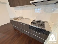 調理に手間がかかりがちな肉や魚を、短時間でサッと焼き上げることができるグリル付き。