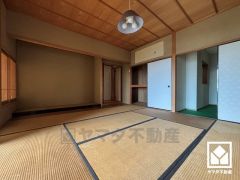 花や掛け軸などを飾っていただける床の間や、仏間、お客様用の座布団や寝具も収納可能な押入れがございます。