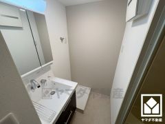 室内洗濯機置場がございますので、天候に左右されず洗濯していただけます。