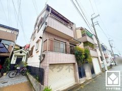 バルコニーが2階・3階・屋根裏収納部屋の3か所ございますので、お洗濯物をたっぷりと干す事ができます。屋根付きなので急な雨の日も安心です。