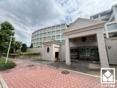 陽光に映える美しい外観。街並みに馴染みながらも、ひときわ目を引く存在感。