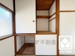 押入は奥行きがあるので、収納力も申し分ありません。