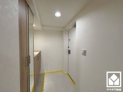 玄関にはたっぷりの収納スペースを完備。家族の靴もしっかり収納できるので、玄関がいつも片付き、気持ちよくお客様を迎えられます。お出かけの前のチェックにも便利な鏡付きです。