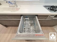 毎日の家事の負担を軽減でき、水道代の節約にもなる食器洗乾燥機付き。