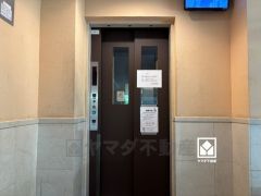 スムーズな移動を叶えるエレベーター。忙しい朝も快適に、ストレスフリーな暮らしをサポート。防犯カメラが設置されておりセキュリティに配慮されています。