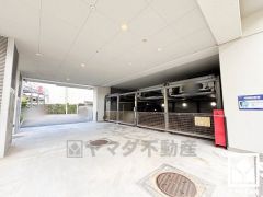 敷地内に駐車場を完備（月額10000円）。機械式のため車種制限あり。現在、駐車場に空きがございます。空き状況は変動いたしますので、詳細は弊社スタッフまでお気軽にお問い合わせください。