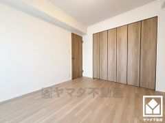 約6.4帖の洋室です。全居室にクローゼットがございますので、お部屋の広さを最大限に活用できます。