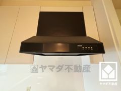 換気効率が高くお手入れもしやすいレンジフードを完備。スッキリとしたスタイリッシュなデザインも魅力の一つです。