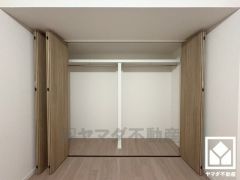 新たに家具を買わなくても良いので、ハンガーパイプ付きのクローゼットは嬉しいですね。奥行きがあるので、収納力も申し分ありません。