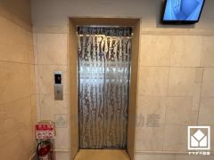 スムーズな移動を叶えるエレベーター。忙しい朝も快適に、ストレスフリーな暮らしをサポート。防犯カメラが設置されておりセキュリティに配慮されています。