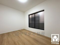 約6帖の2階洋室です。バルコニーにつながるお部屋で、通風・陽当たり良好。