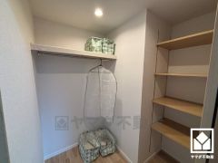 収納力豊富なウォークインクローゼット付き。お洋服はもちろん、スーツケースなどの大物、日用品のストックもしっかり収納できます。稼働棚も設置されており、整理整頓がしやすい設計になっています。