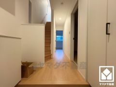 シンプルで洗練された玄関スペース。帰るたびにホッとできる、心地よい住まいの入り口。