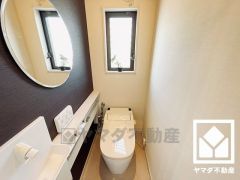 明るく清潔感溢れるトイレです。手洗いが別になっているので、衛生的に使えます。