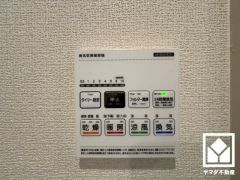 浴室暖房乾燥機付き。真冬の寒い浴室を暖かく、また雨の日の洗濯物の乾燥にと多用途に活躍する機能です。
