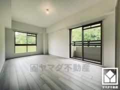 約8.5帖の洋室です。全居室に窓がございます。明るい陽光がたっぷり差し込む心地よい生活空間です。