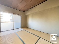 陽光がたっぷり差し込む洗練された和室。温かみのある畳のスッキリとしたデザインが、暮らしを心地よく彩ります。