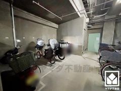 屋内バイク置場を完備。雨や風、直射日光からお乗り物を守ることができます。（月額1000円）
