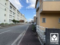 前面道路幅員約11.0mとゆったりとした広さがあるのでファミリーカー等の車の出入れも楽にできます。